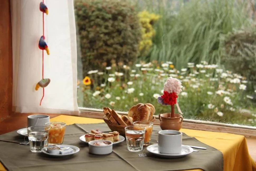 DESAYUNOS Y MERIENDAS. Disfrutar de un rico café con algo dulce también es parte del descanso. 