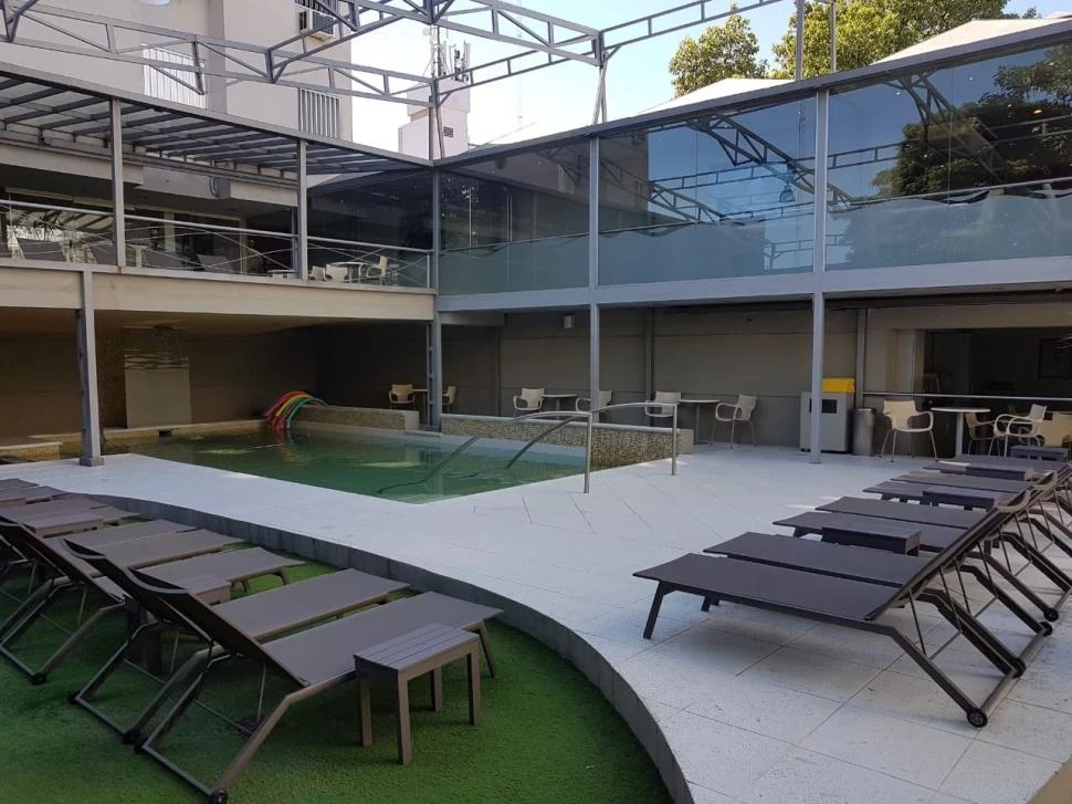 ESPACIOS DE RELAX. Hotel Platino cuenta con dos piletas para nadar, hacer aquagym o tomar sol. 