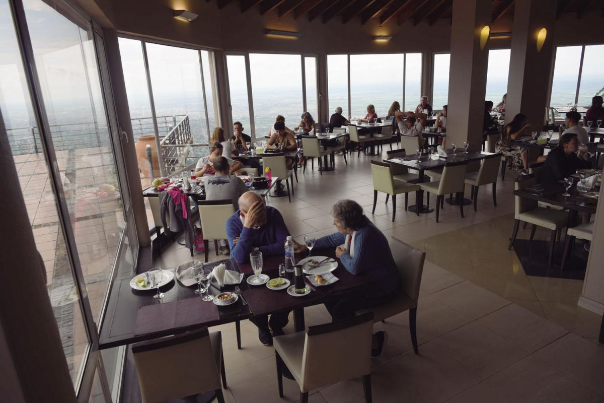 GASTRONOMÍA. En el restaurante del Hotel Sol San Javier el precio de almuerzo ronda de $1.000 a $2.000 por persona. 