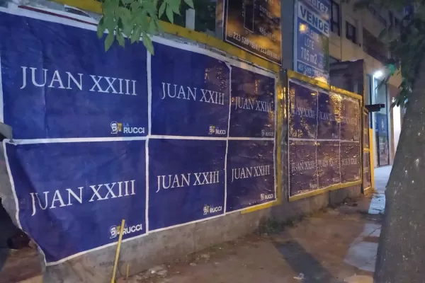 Una pegatina de carteles enigmáticos abre interrogantes y repercute en Tucumán