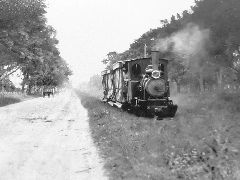TRANVIA RURAL. La pequeña y frágil formación unía plaza Alberdi con el pie del cerro donde estaba el parque Aconquija.  