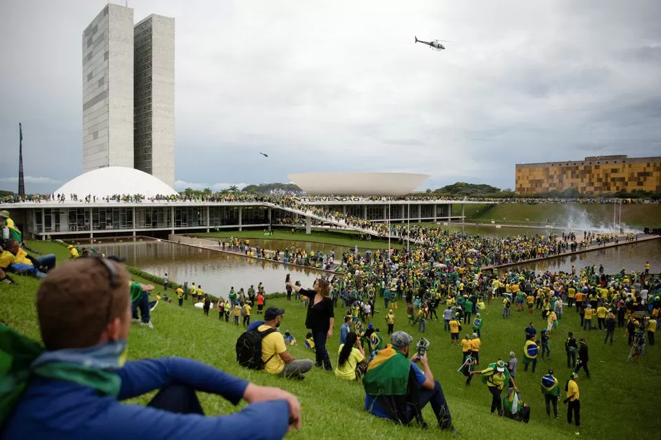 Militentas bolsonaristas, antes de ser desalojados