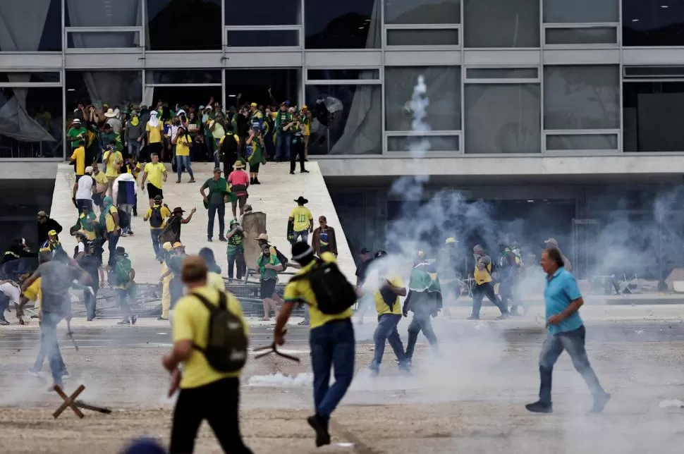 DESCONTROL. Los manifestantes se comportaron de manera violenta 