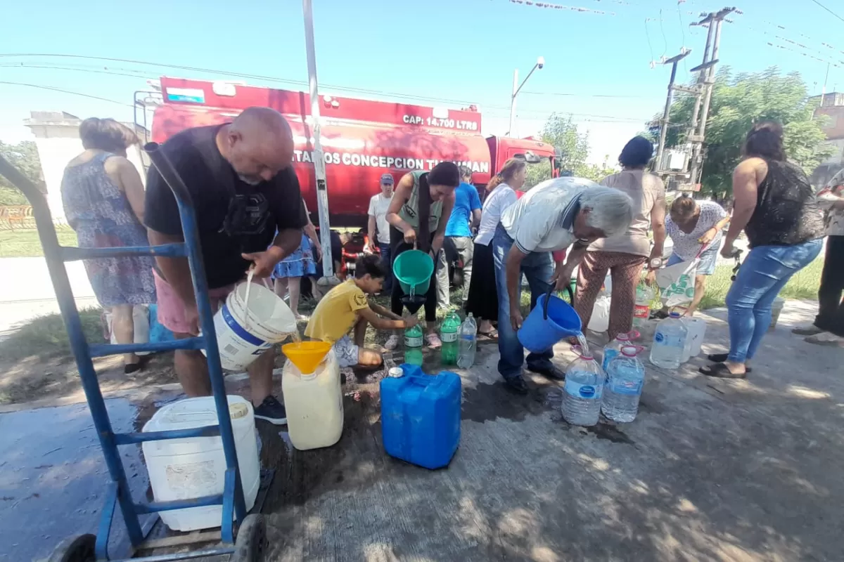 Con botellas y bidones, los vecinos buscan conseguir agua. FOTO LA GACETA / Osvaldo Ripoll