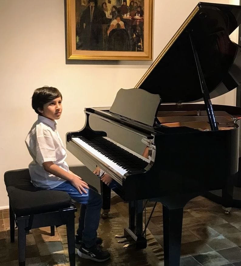 FRENTE AL INSTRUMENTO. Ciro Godoy es discípulo de Natalia Grima en Buenos Aires con el método Suzuki.  