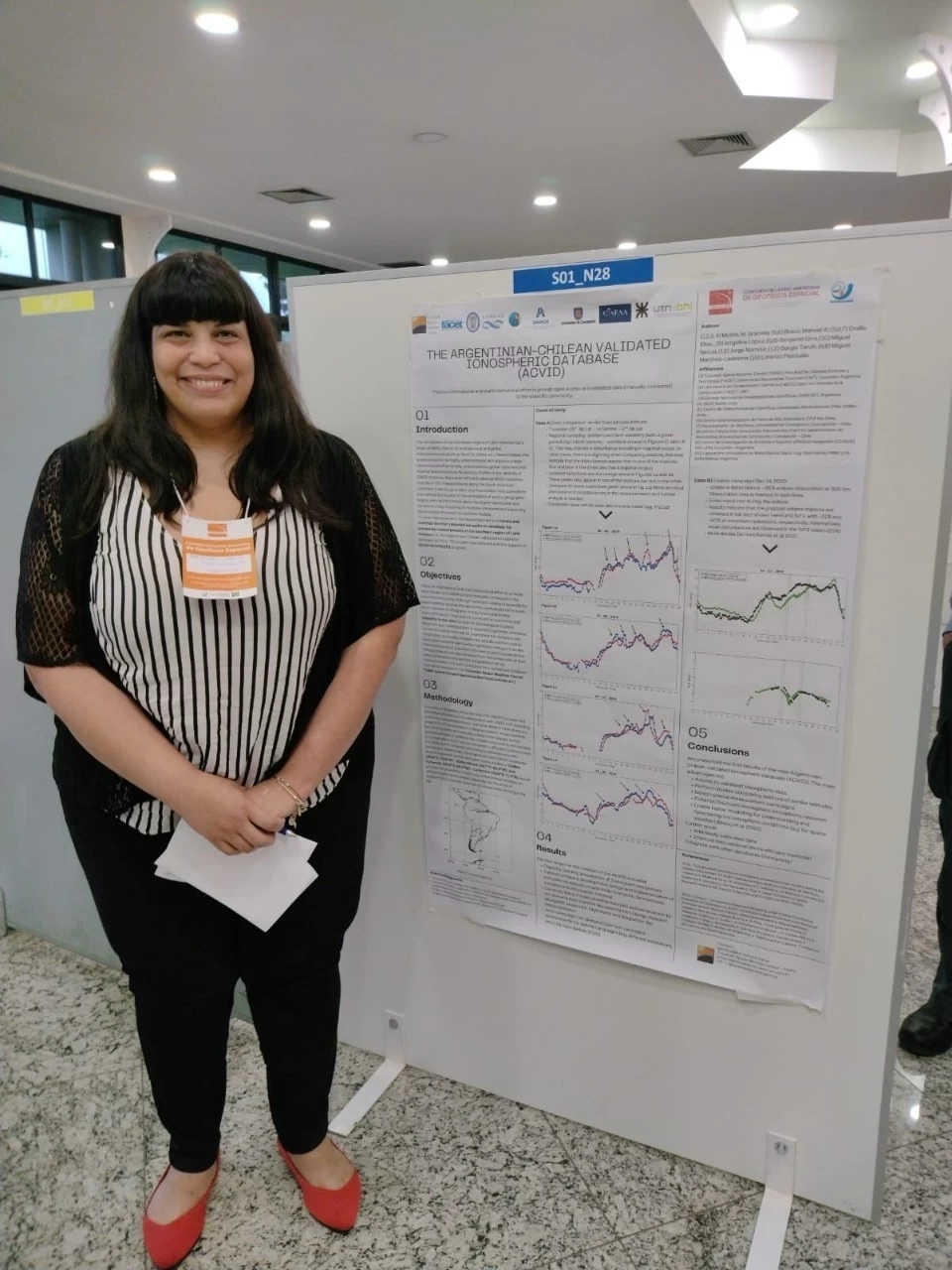 GRÁFICOS Y ESTUDIOS. María Graciela Molina junto al póster con el que participó del congreso de Alage. 