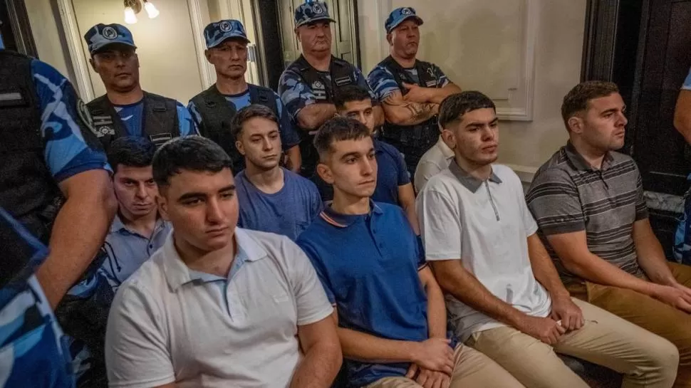 ACUSADOS. Los ocho rugbiers, en la sala de audiencia.  