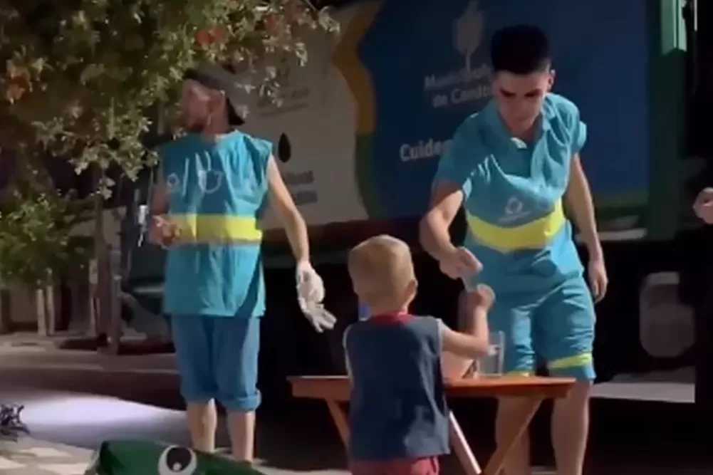 Córdoba: niño le entrega agua fresca a los recolectores de residuos
