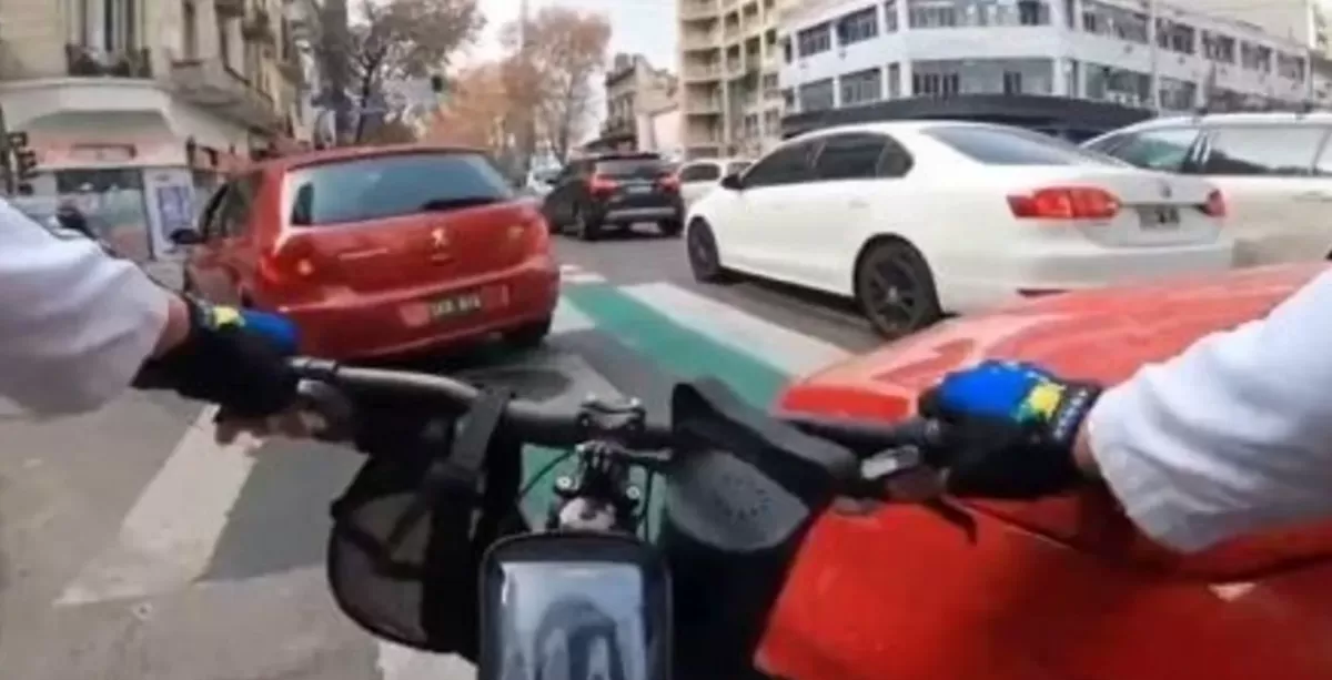 Bicibandido se filma peleandose con automotores y peatones