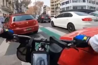 “Bicibandido”: el polémico ciclista que se filma chocando autos a propósito