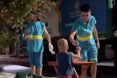 Tiene dos años, esperó a los basureros con una sorpresa especial y se hizo viral