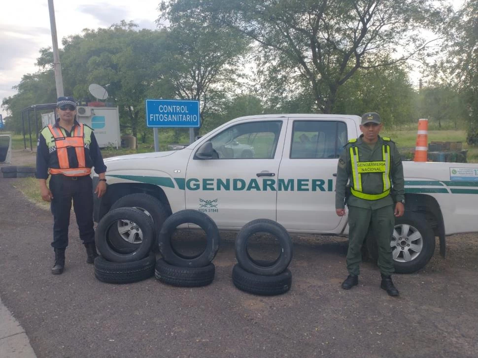 SIN PAPELES. Las gomas estaban en el baúl del auto, sin documentación.  