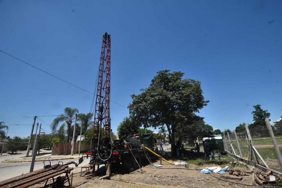 INCONVENIENTES. Obreros trabajan para poder brindar otra vez agua.  