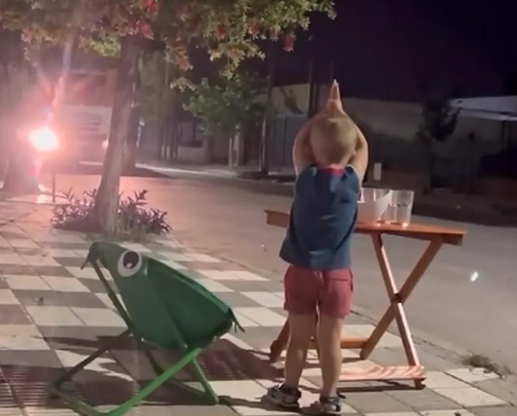 Córdoba: niño le entrega agua fresca a los recolectores de residuos