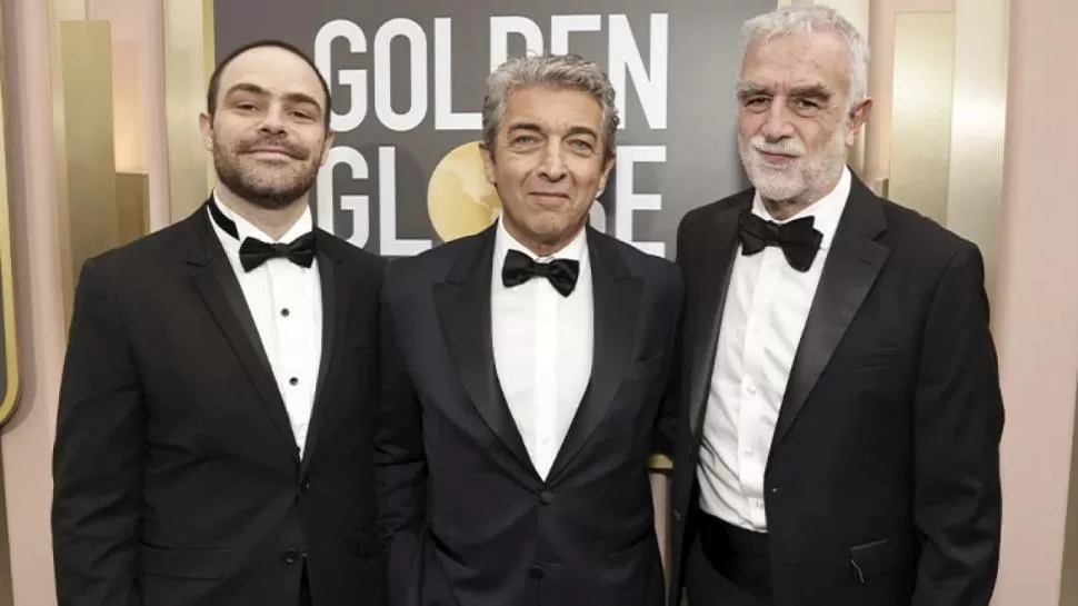 DE GALA. Ricardo Darín está flanqueado por Peter Lanzani y Luis Moreno Ocampo (el actor interpretó al abogado) al ingresar a la ceremonia el martes. fotos reuters