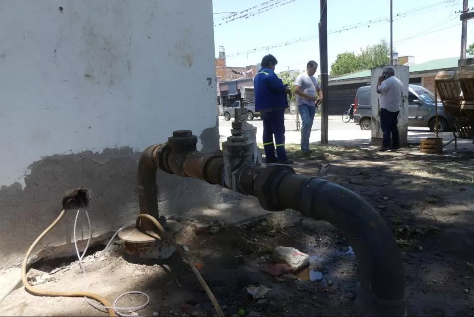 HECHO. Una baja de tensión motivó que una llave de la nueva bomba se queme, lo que generó otro desperfecto en el equipo de provisión de agua. la gaceta / fotos de osvaldo ripoll