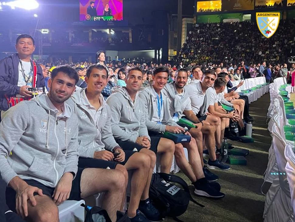 TODO LISTO. Los Leones estuvieron en la inauguración del torneo. Mañana temprano tendrán su debut. 