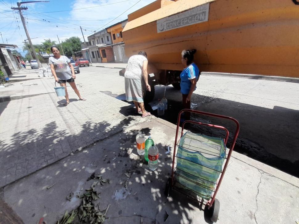 RECIPIENTES. Baldes, botellas y bidones; todo sirve para juntar el líquido. 