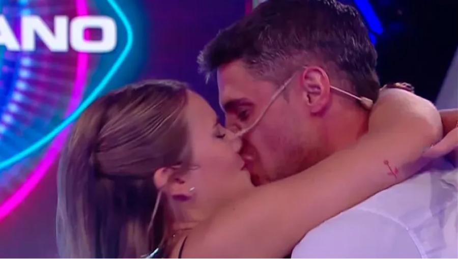 El apasionado beso entre Coti y Alexis.