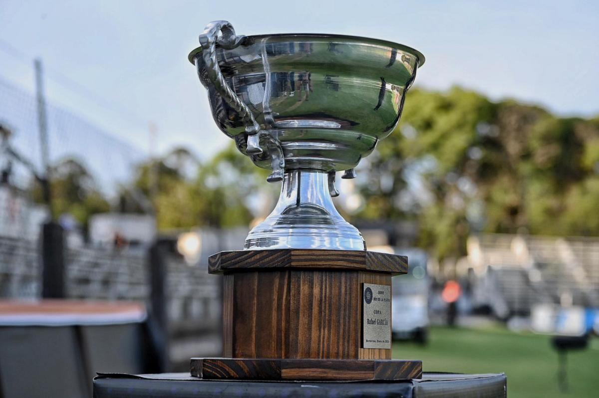 LA COPA que ganó el equipo tucumano. 