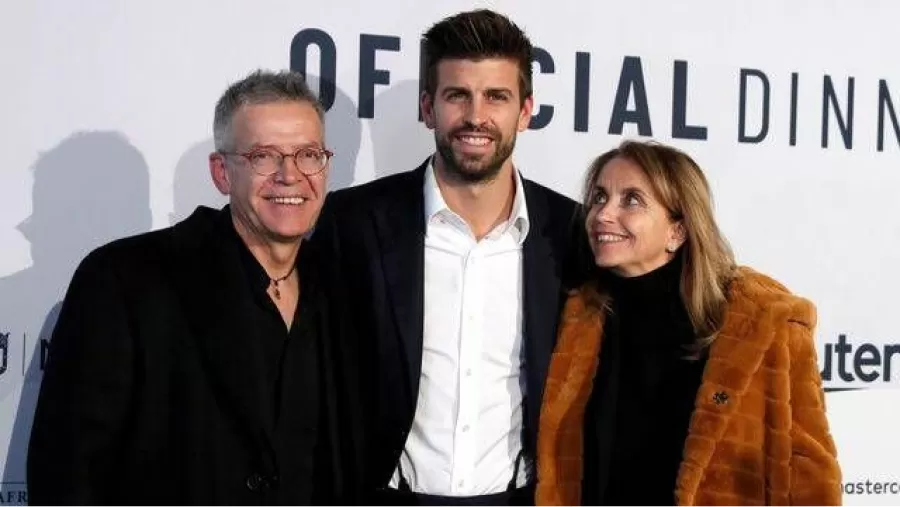 Gerard Piqué, con sus padres, Joan y Montse.