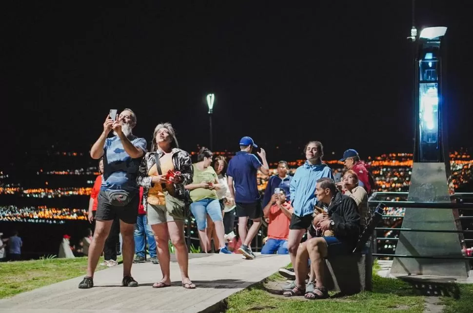 DE NOCHE. El punto cúlmine de las visitas se da las 21, con un espectáculo de mapping en el Cristo. gentileza fotos tucumán turismo