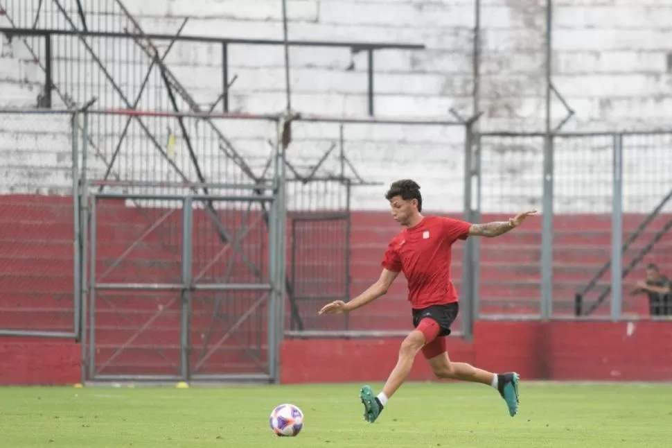 BUENA SALIDA. Esa es una de las características de Meritello en su puesto de central. El mendocino se muestra muy seguro con la pelota en los pies y también aporta juego aéreo. prensa c.a.s.m.