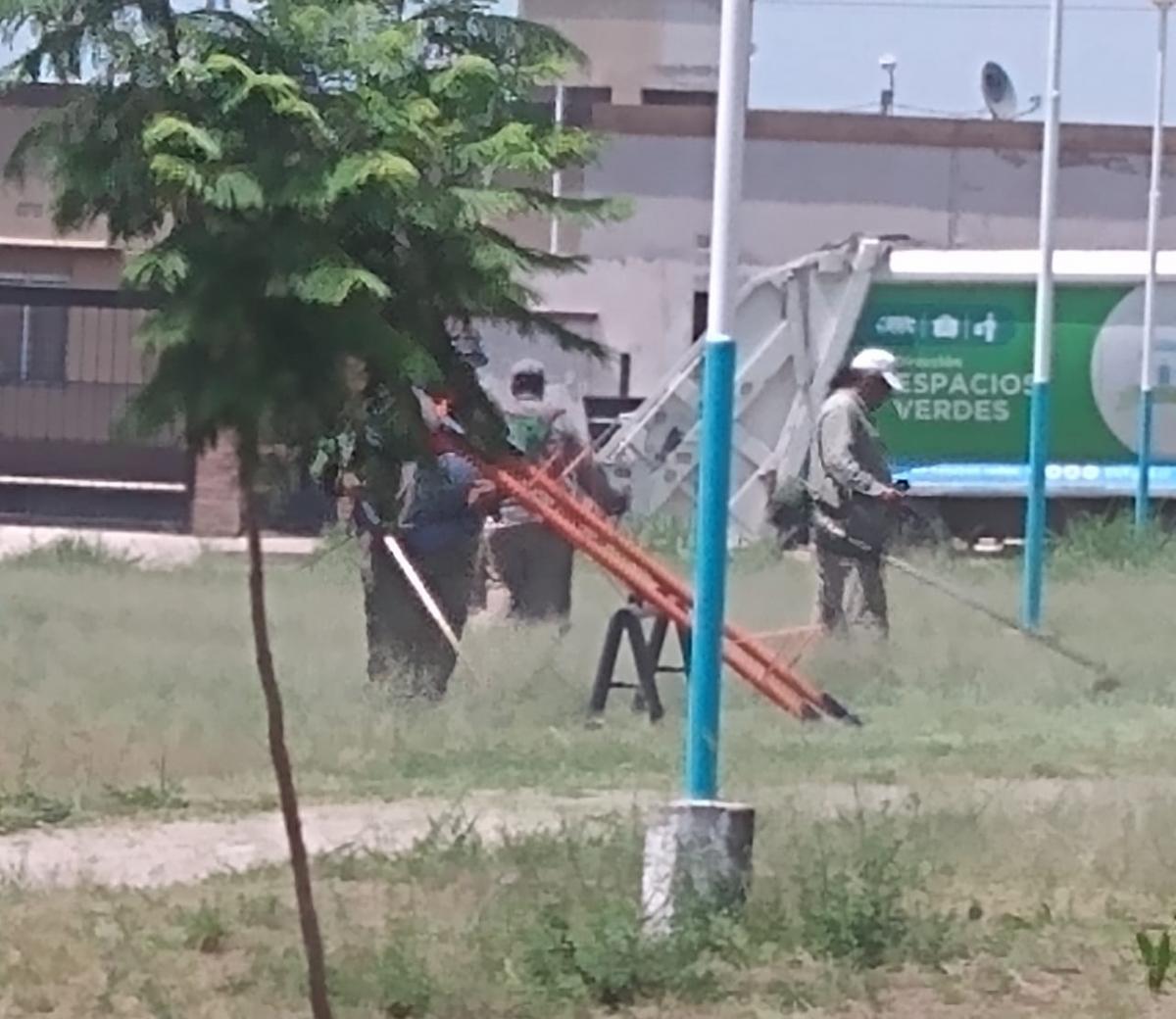 ¿Un camión de Espacios Verdes de la Municipalidad de Capital en Villa Carmela?