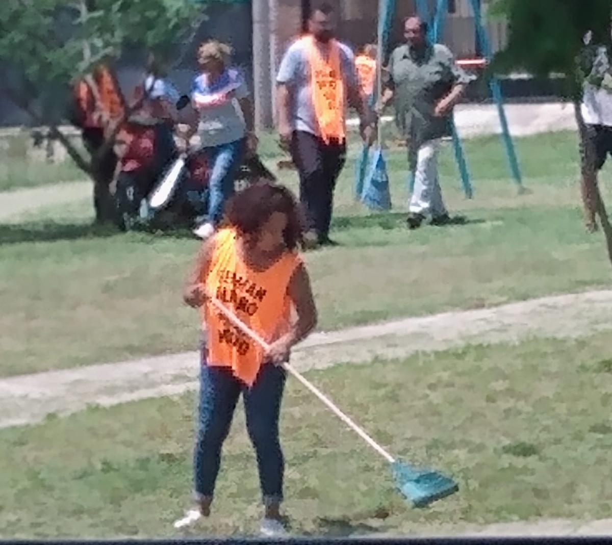 ¿Un camión de Espacios Verdes de la Municipalidad de Capital en Villa Carmela?