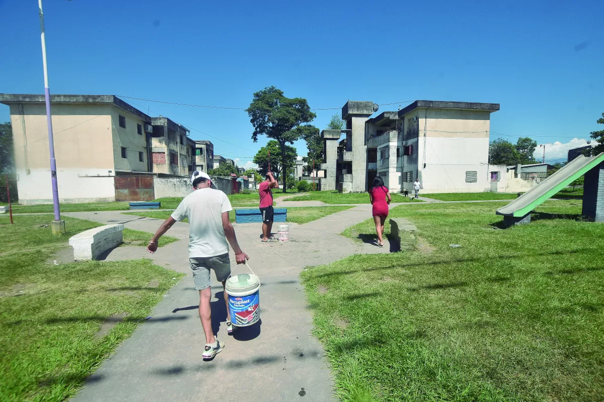 ACARREO. Los vecinos deben recorrer algunas cuadras en pos de agua.