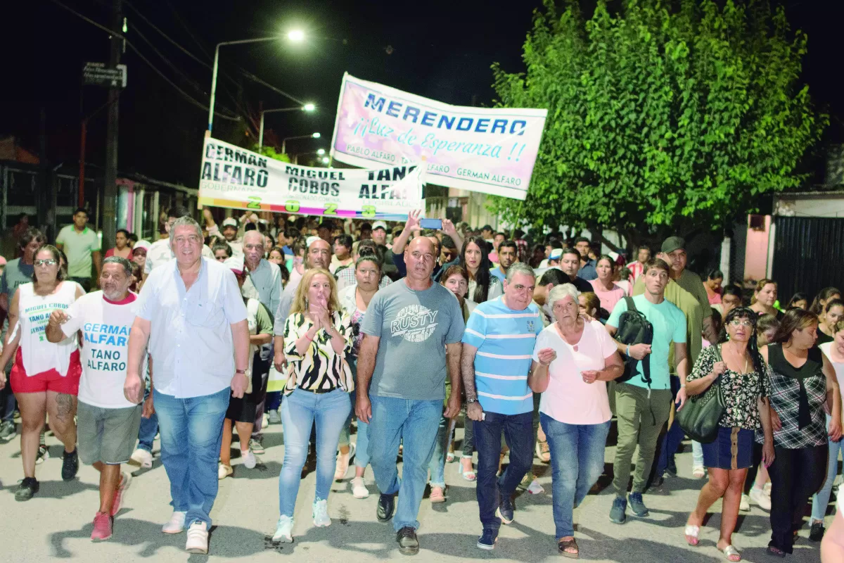 EN CAMPAÑA. El intendente de la Capital recorrió el sábado Ranchillos, junto a su primo Rolando Alfaro.