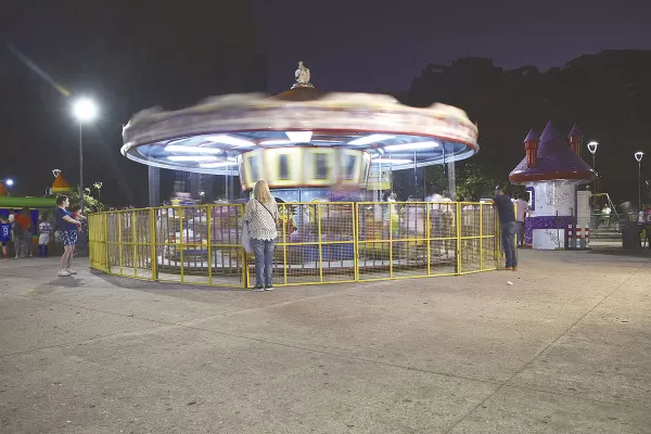 Reportaje fotográfico: noche de verano en la plaza Urquiza