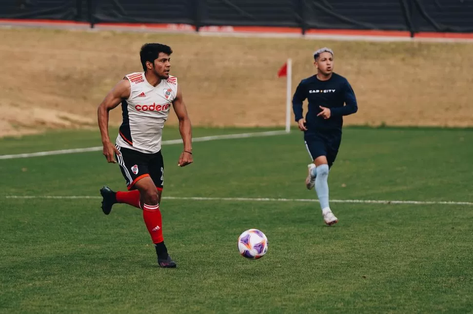 TITULAR. Robert Rojas volverá a jugar desde el inicio esta noche. El defensor paraguayo puede ser clave atrás. 