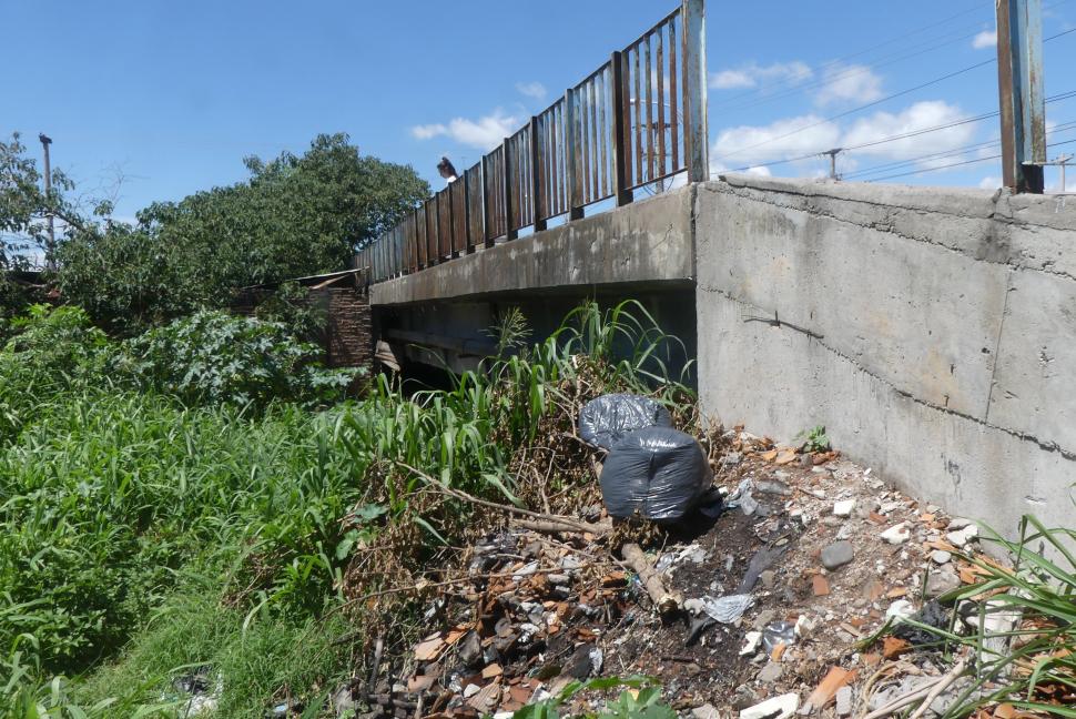 DE NUEVO. Los vecinos siguen tirando basura en la ladera del acueducto. 