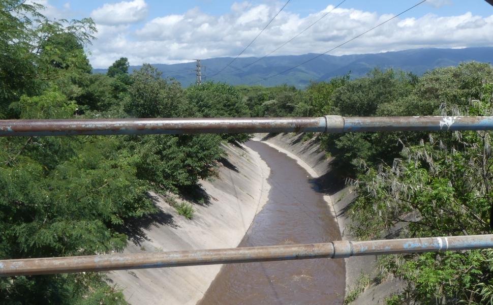 DESDE ARRIBA. Así es cómo se veía ayer el canal desde un puente que lo atraviesa.