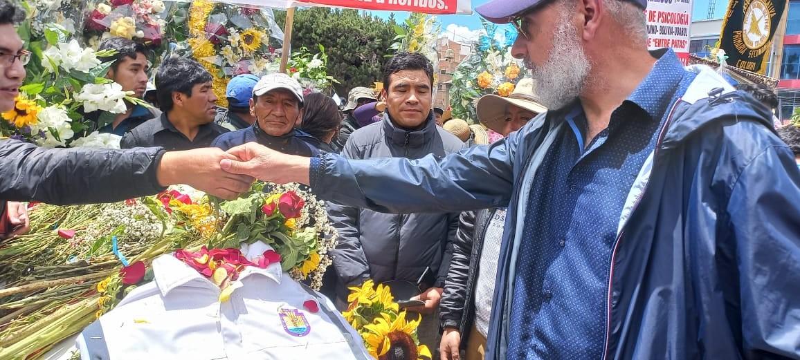 CEREMONIA. Béjar participó del funeral por 18 muertos en las protestas. 