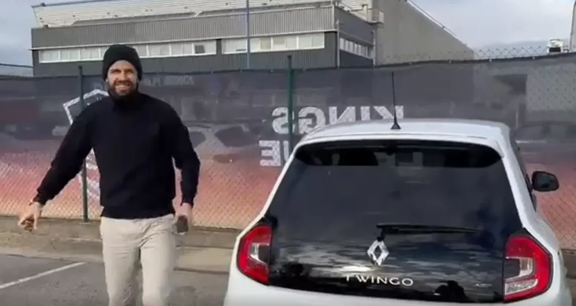 Piqué fue al trabajo en un Twingo. 