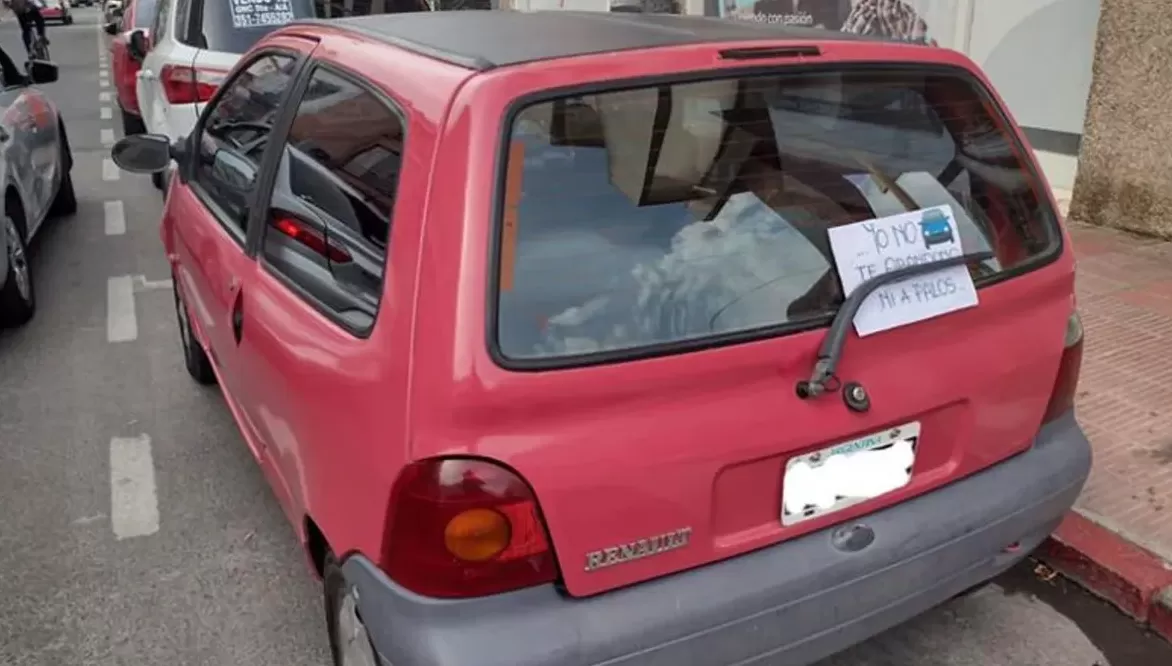 Cordobesa dejó un mensaje en su Twingo que se hizo viral