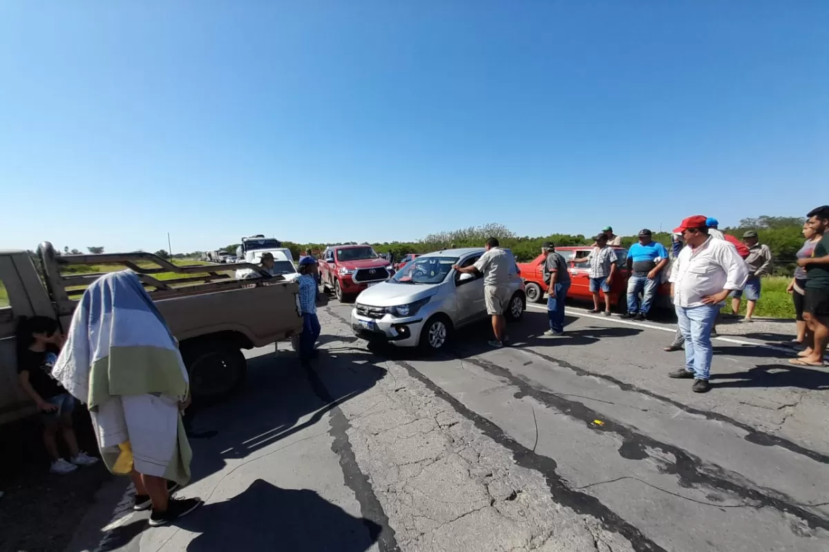 Choferes protestan en la ruta 329, a la altura del kilómetro 39. FOTO LA GACETA / Osvaldo Ripoll