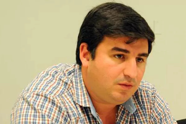 Sangenis cruzó a Ávila: Debería explicar cuál es el trabajo que realiza en beneficio de los tucumanos