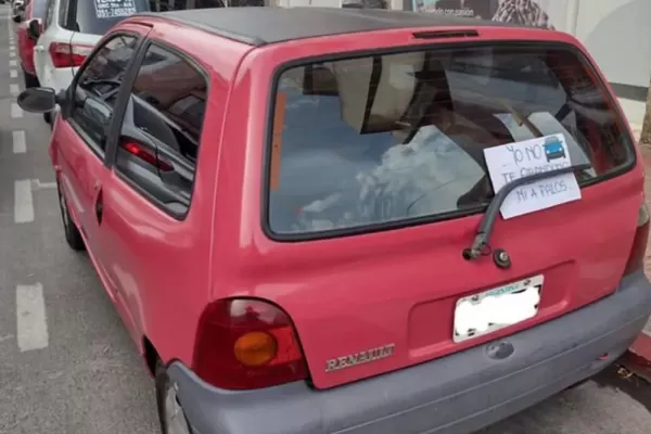 Salió a bancar su Twingo con un desopilante mensaje y se hizo viral