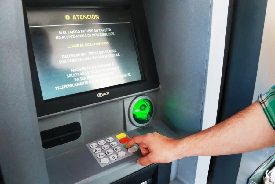 A retirar dinero de los cajeros automáticos.