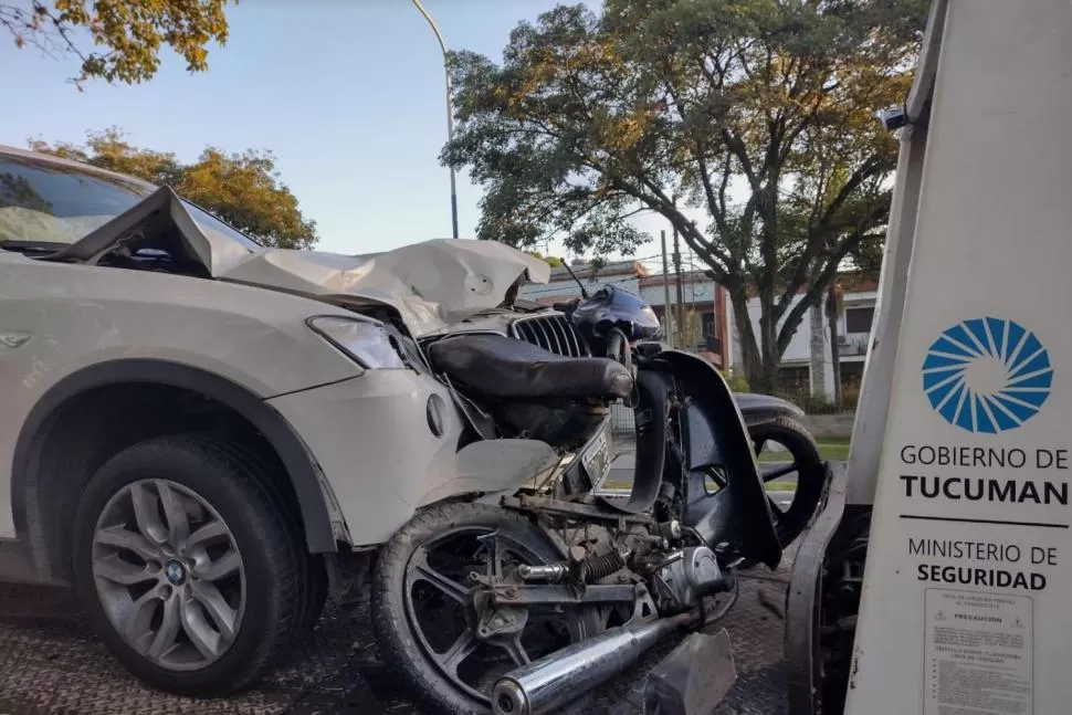 UNA PRUEBA. La moto en la que se trasladaban las víctimas quedó incrustrada en la camioneta que conducía Armando Zarlenga. LA GACETA / FOTO DE MATÍAS QUINTANA (ARCHIVO)