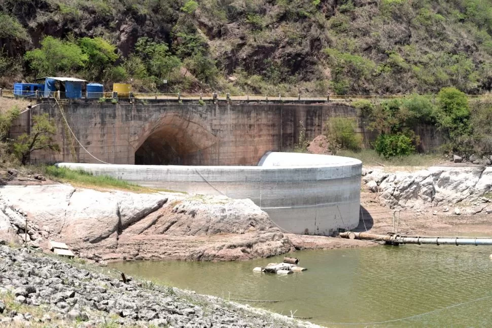 BAJO NIVEL. El embalse, que se terminó de construir en 1965, no luce su cara más atractiva dada la escasez de precipitaciones que hay en el norte. LA GACETA / FOTOs DE franco vera