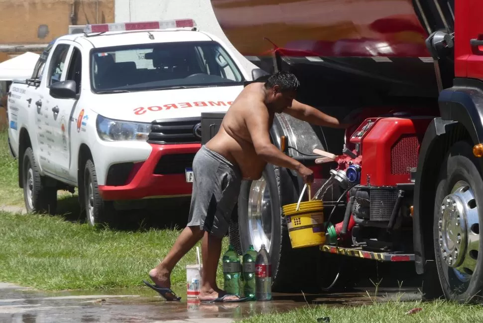 BALDES Y BOTELLAS. Los Bomberos colaboran con el Municipio y brindan agua en distintos sectores. LA GACETA / FOTO DE Osvaldo Ripoll