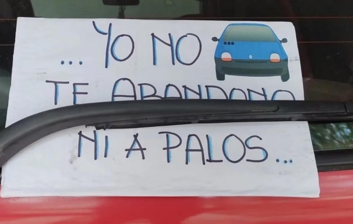 El cartel en el Twingo que se hizo viral 