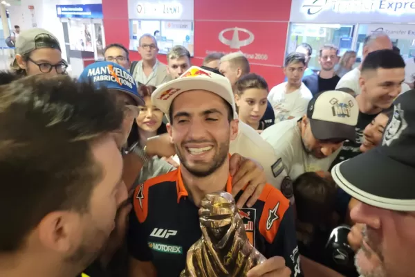 Kevin Benavides llegó al país tras ganar el Dakar y tuvo un gran recibimiento