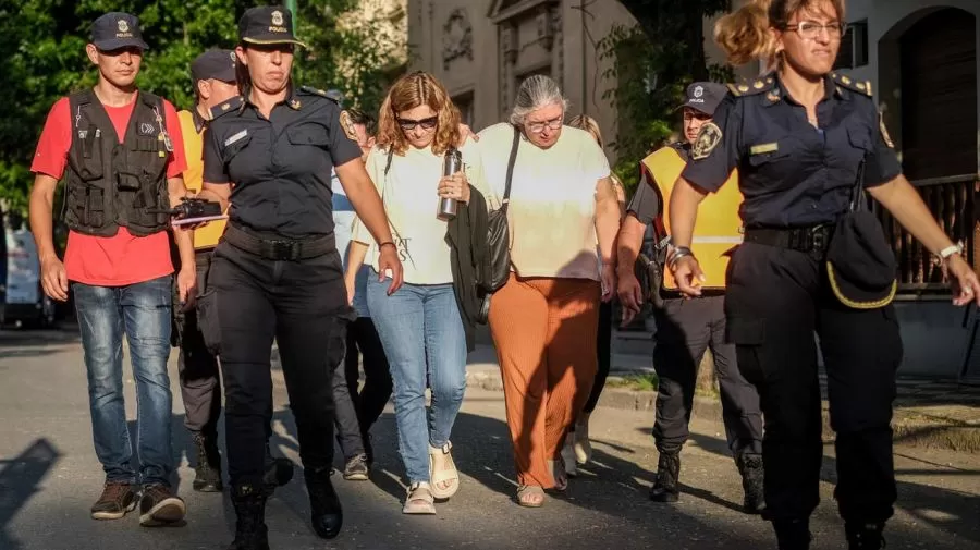 SUFRIMIENTO. María Paula Cinelli es escoltada por un grupo de policías cuando llegaba a los tribunales. perfil 