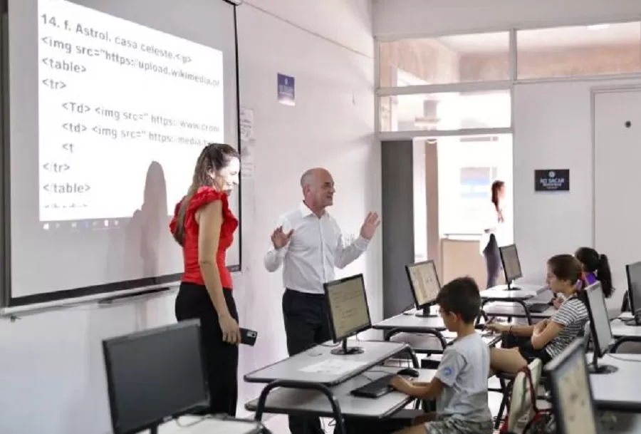 Lichtmajer recorrió las aulas donde se dictan los talleres de verano de Genios en Acción.