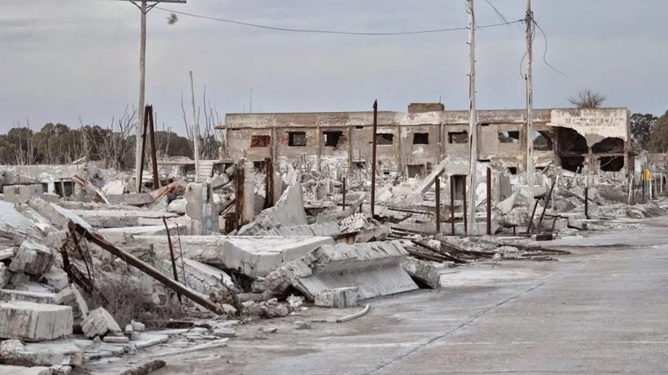 RESTOS. Así quedó la ciudad de Villa Epecuén, luego de la gran inundación que destrozó el parador turístico. Hoy se hacen tours por las ruinas. 
